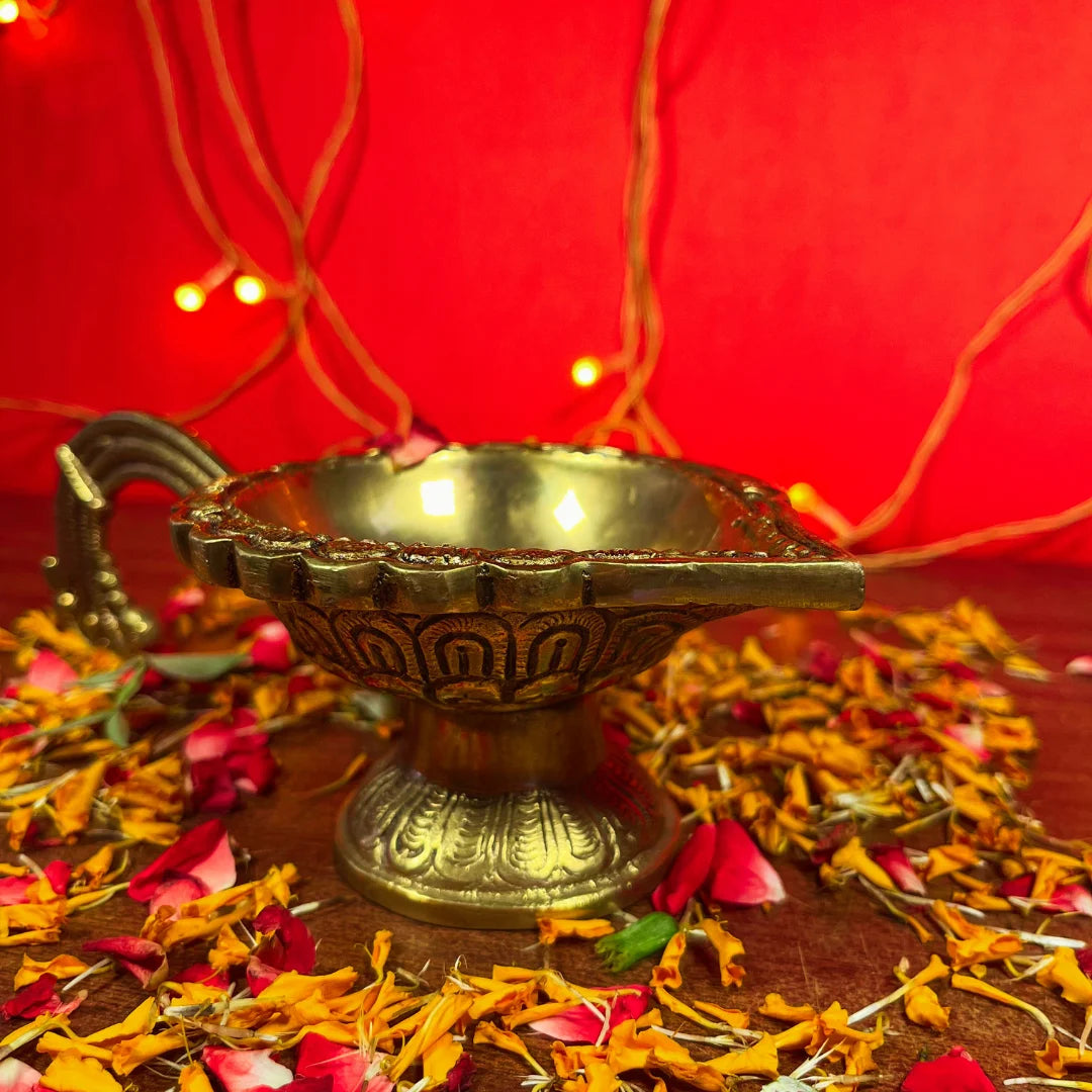 PITTALAM Brass Simple Aarti Diya with Handle - Easy Rituals