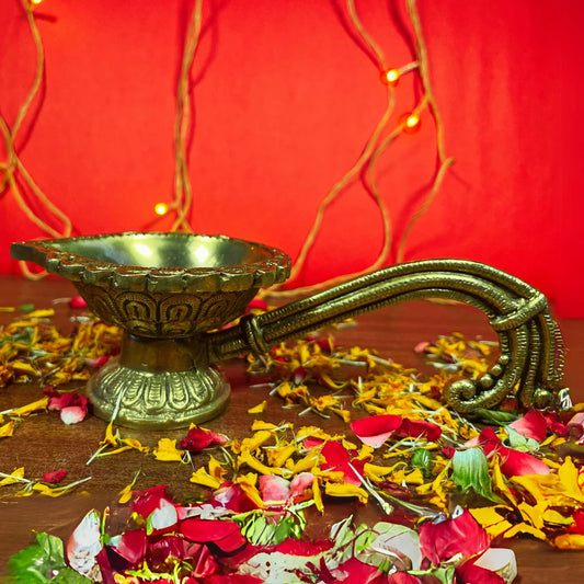 PITTALAM Brass Simple Aarti Diya with Handle - Easy Rituals